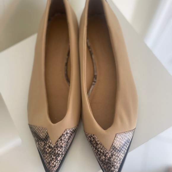 ASOS DESIGN Wide Fit Legend pointed toe cap ballet flats in beige snake - Picture 3 of 13